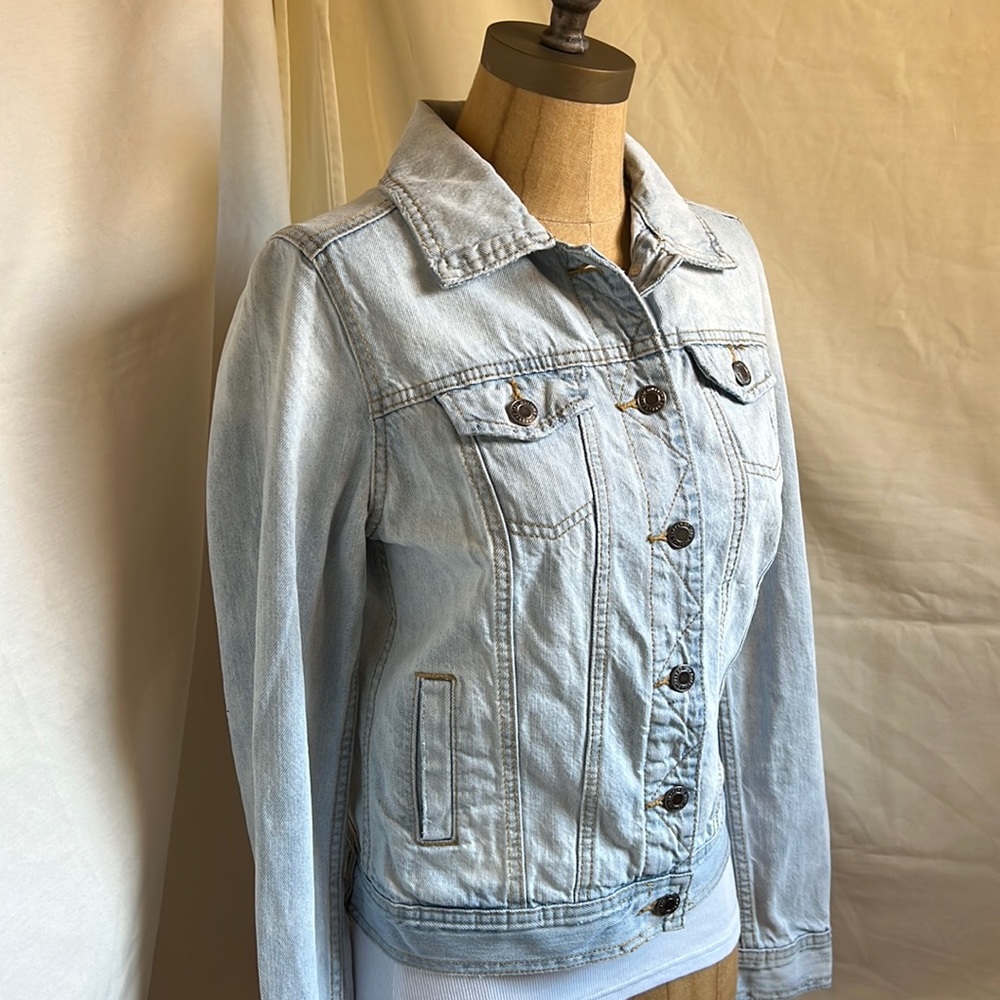 EUC Mossimo Supply Co. Size Small light wash Denim Jacket